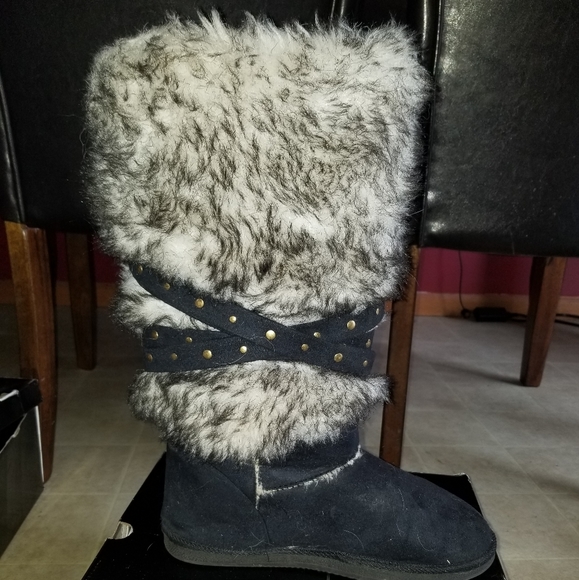 Like new fuzzy slipper boots - Picture 2 of 4